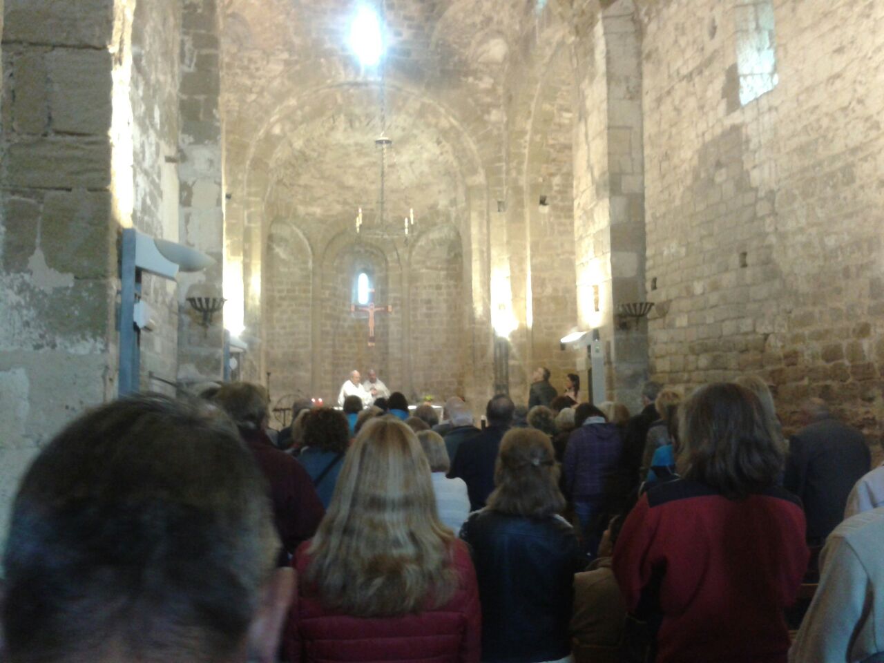 Interior ermita Sant Pere de Ponts, instalación megafonia